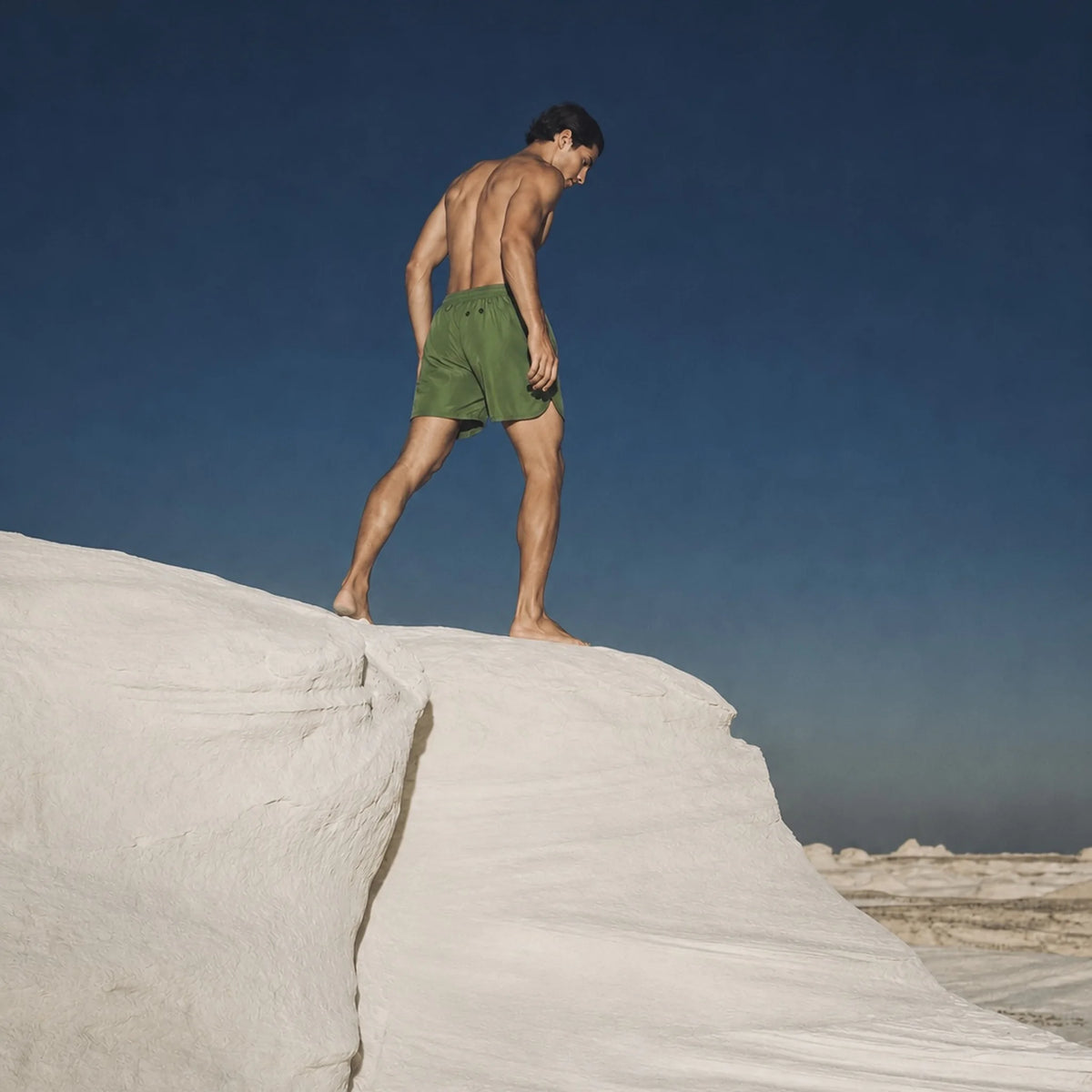 Maillot de bain Active AquaSilk Earth sur la roche blanche