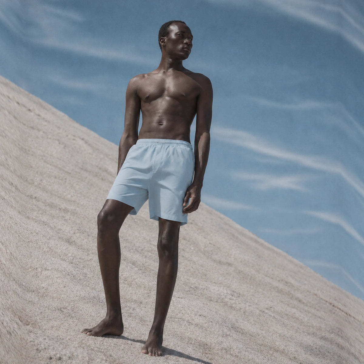 Maillot de bain Classic AquaSilk Sky Blue sur une dune de sel