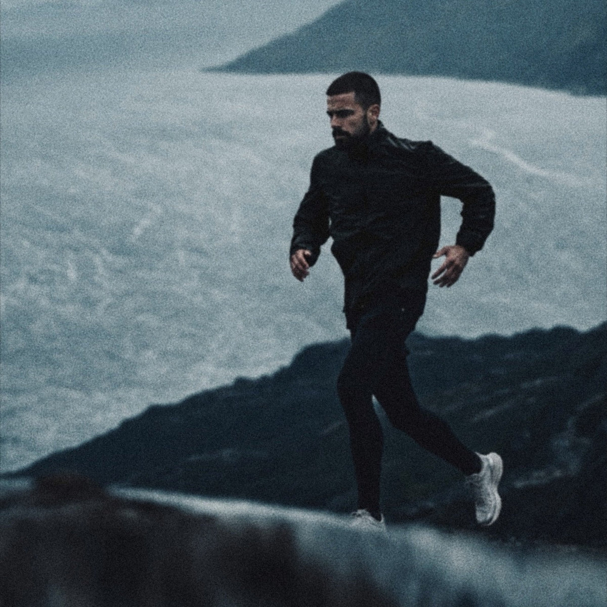 Veste de running légère NoirLite, en course en montagne