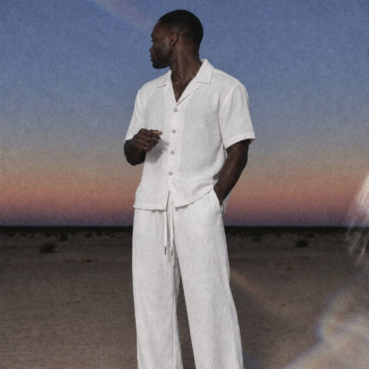 Chemise resort AngelWeave White dans le désert, au crépuscule