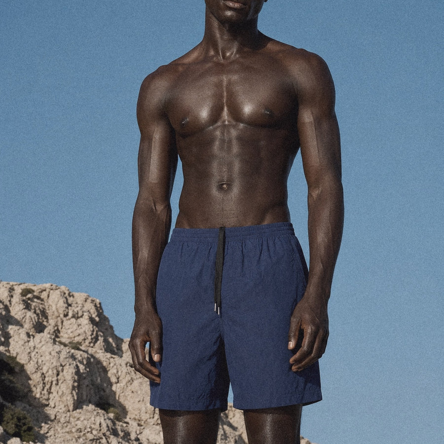 Maillot de bain Classic AquaSilk Navy au bord de la mer