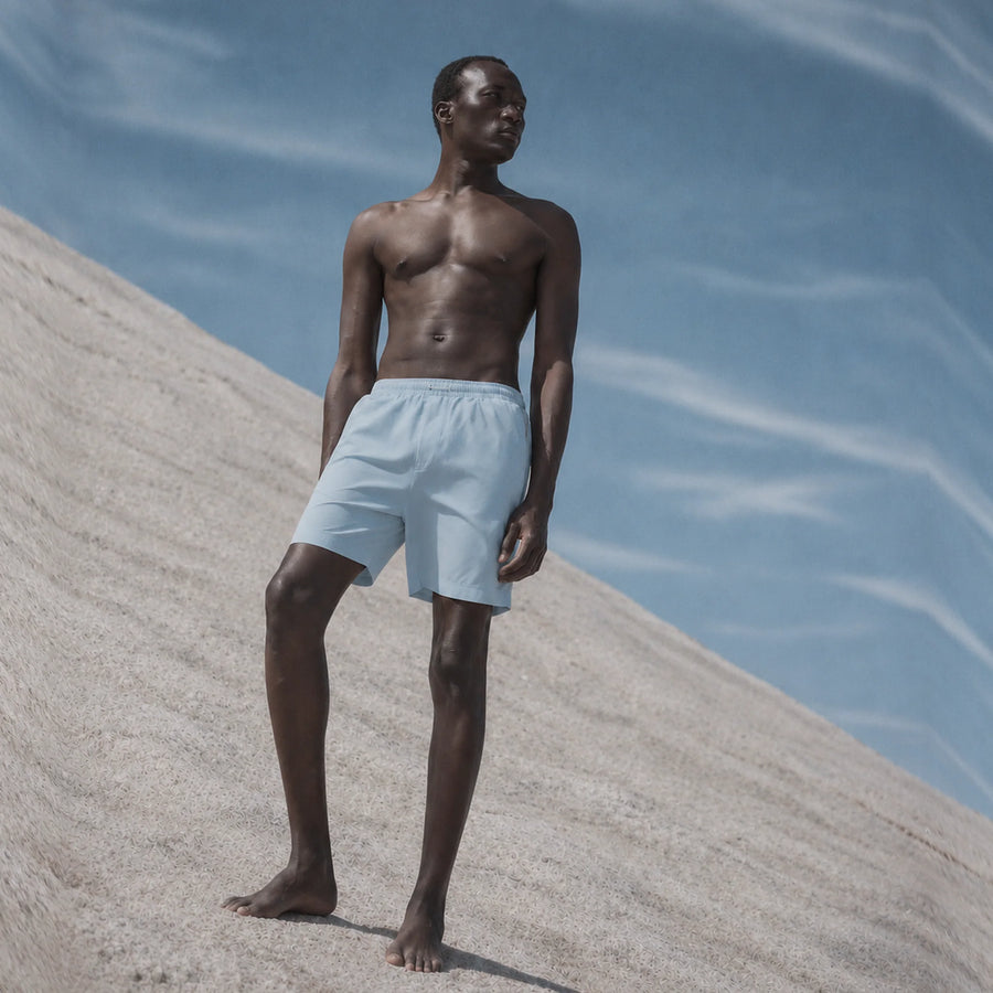 Maillot de bain Classic AquaSilk Sky Blue sur une dune de sel