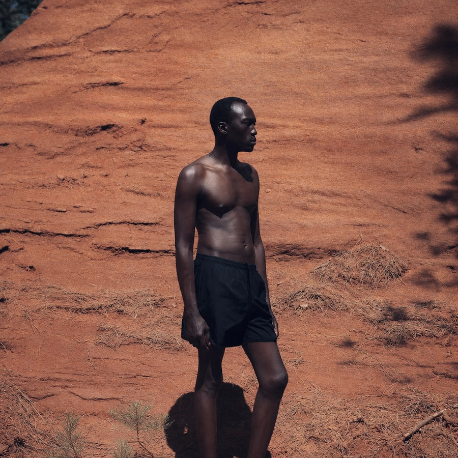 Maillot de bain Active NoirLite sur la terre rouge