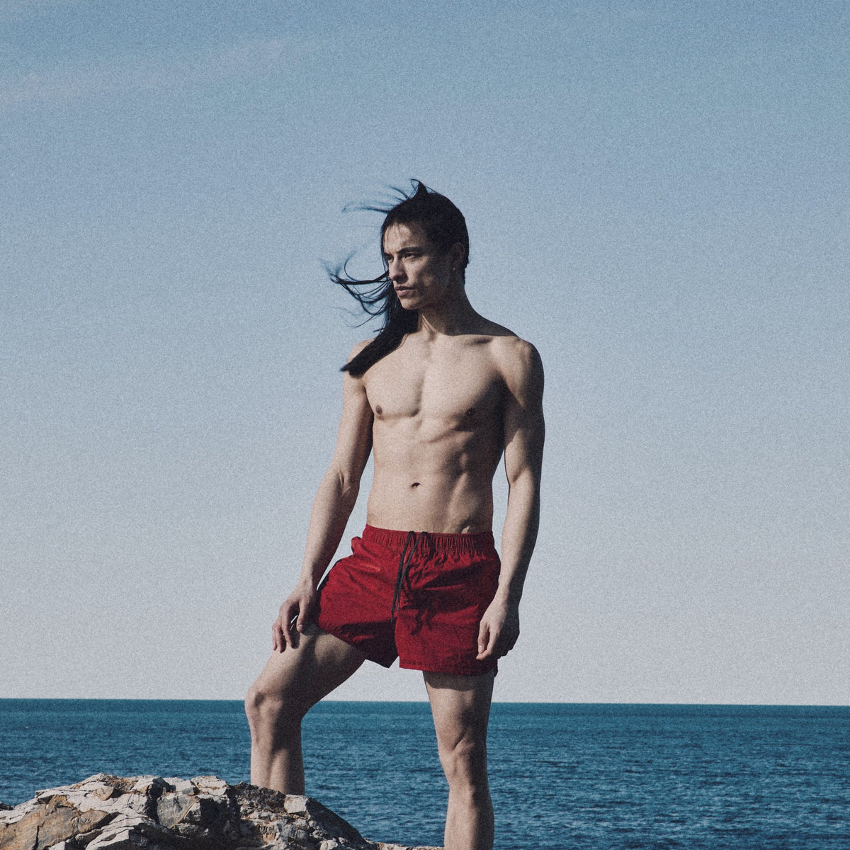 Maillot de bain Short OxMoon Red au bord de la mer