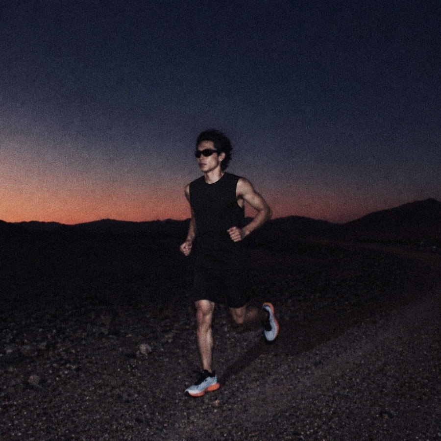Débardeur performance Renew Black, en course au crépuscule