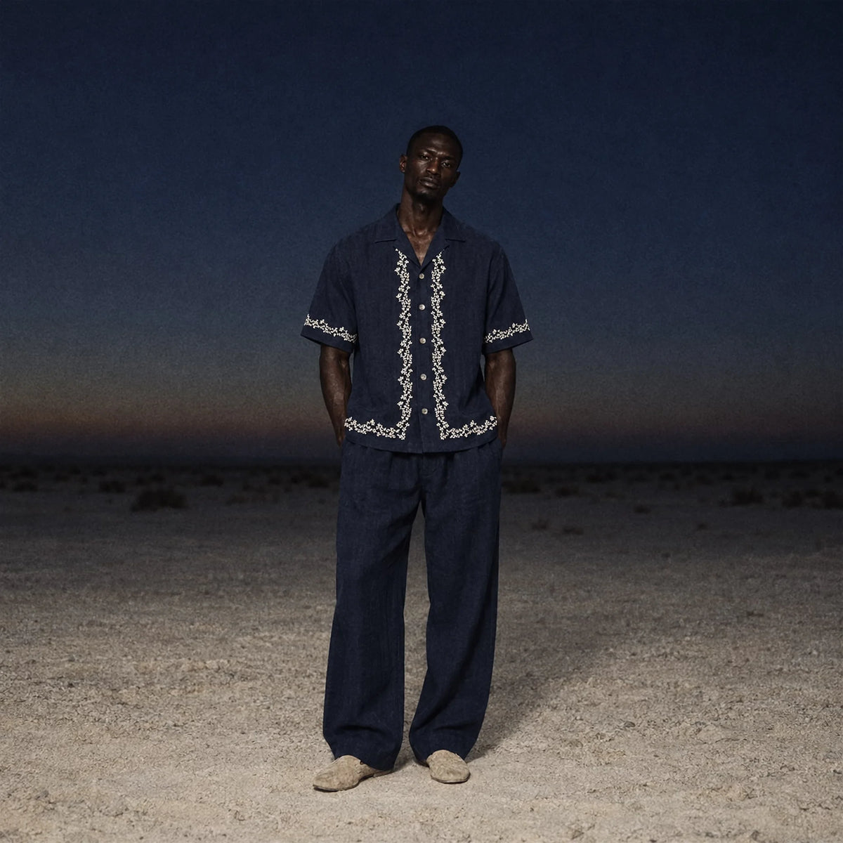 Chemise Riviera TerraLinen Botanique Indigo dans le désert, au crépuscule