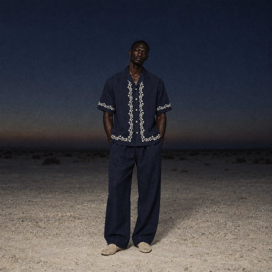 Chemise Riviera TerraLinen Botanique Indigo dans le désert, au crépuscule