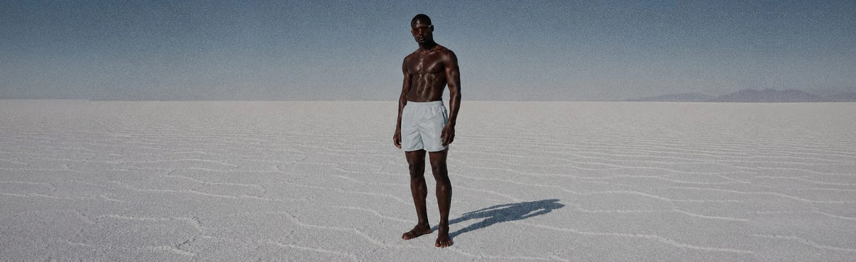 Homme en maillot de bain True Tribe debout sur un désert de sel